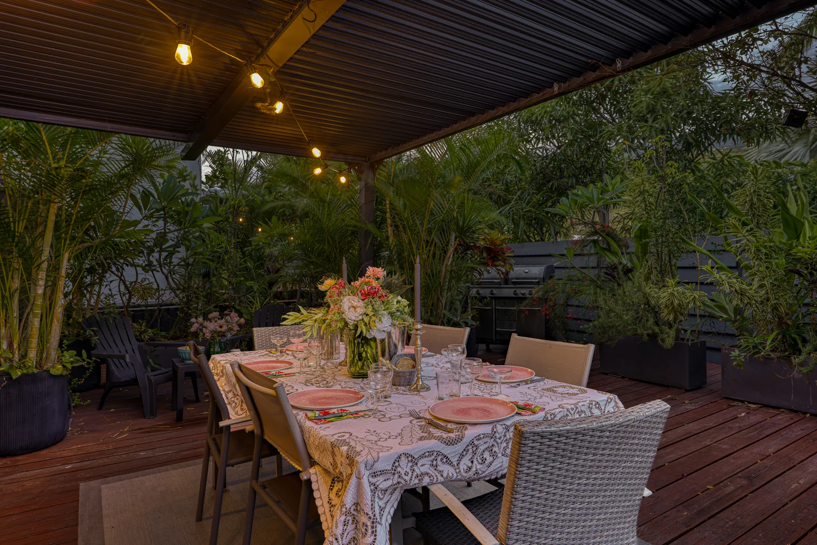 Espace repas extérieur du Lelaleu Familial B1