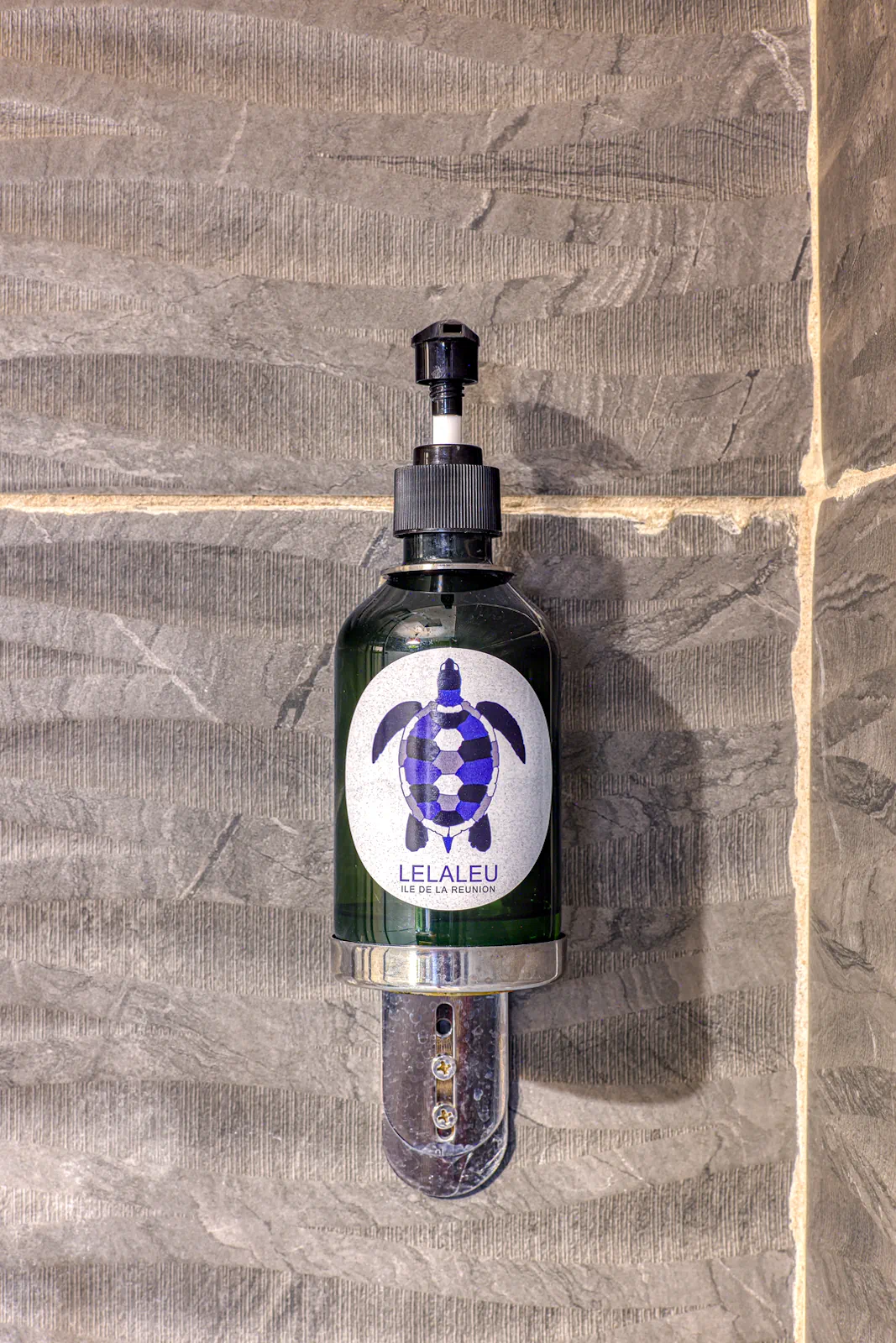 Savon et attention bien-être dans la salle de bain LELALEU